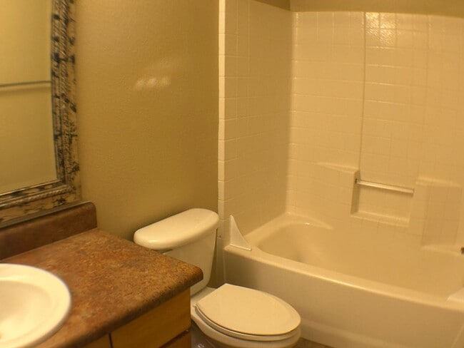 Building Photo - Beautiful 2 bedroom 2 bathroom condo (Avai...