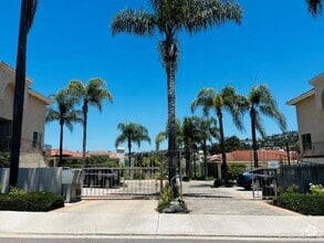 Building Photo - 2530 Navarra Dr