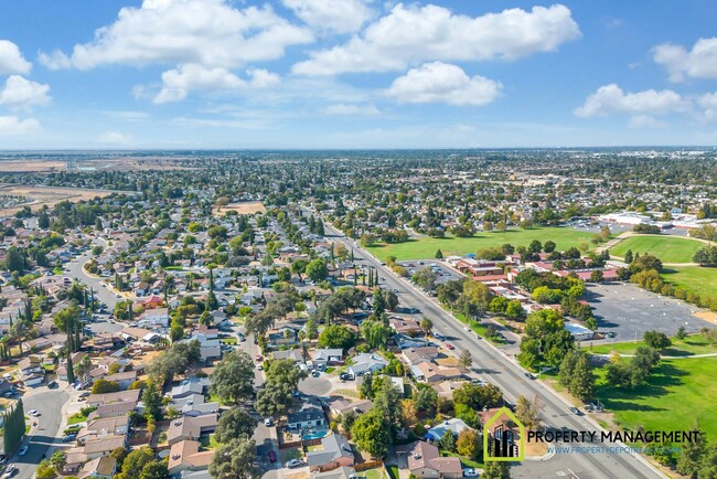 Building Photo - Remodeled 4-Bedroom Retreat with Large Bac...