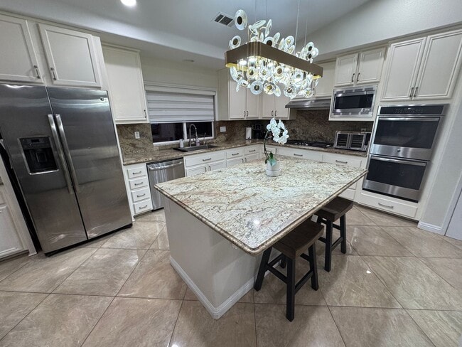 Building Photo - Beautiful 5 Bedroom Home