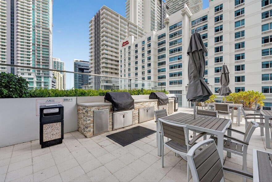 Building Photo - 1111 SW 1st Ave