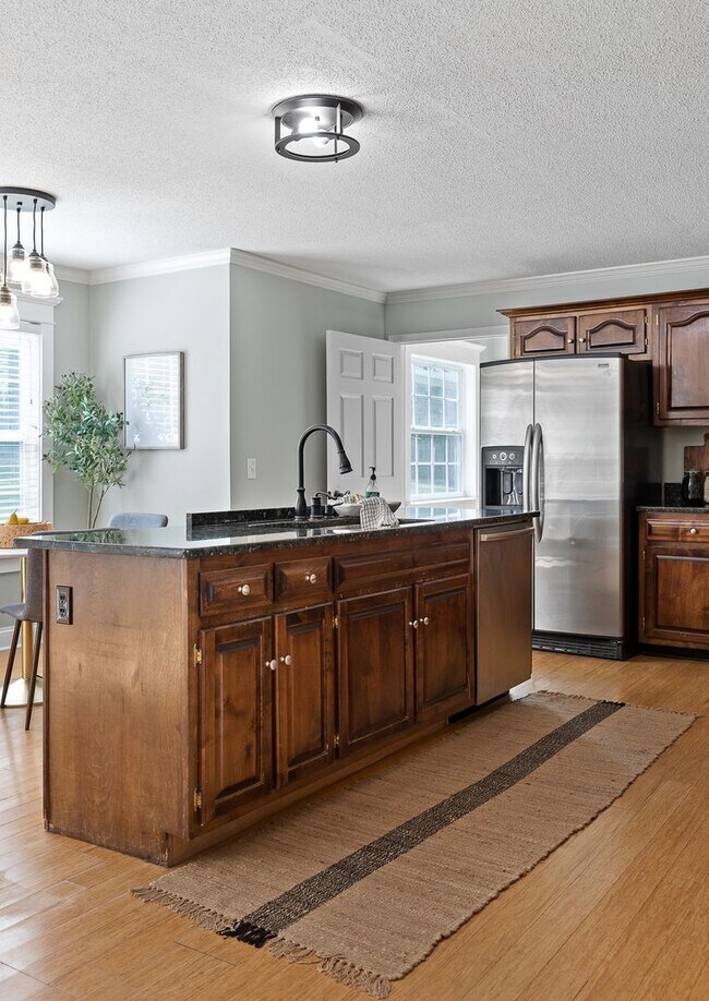 Building Photo - 4 bedroom 2.5 bath house with lawncare, in...