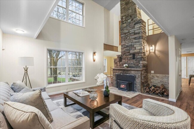 Building Photo - 338 Clove Rd