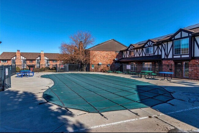 Building Photo - South Denver, 2 bed 2.5 bath Townhome, 2 Car Parking, Close to Light Rail