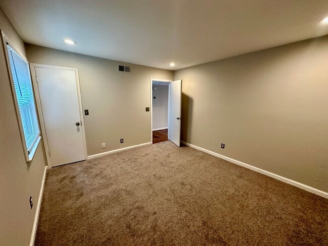 Building Photo - 2455 Arlington Crescent