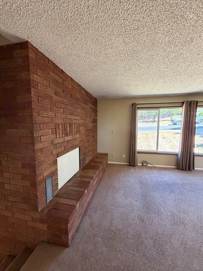 Building Photo - The Perfect House for Roommates, 6bdrms, 3.5 baths, 1.5 miles from Oregon Tech and Sky Lakes Medi...
