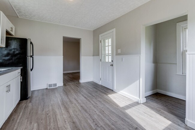 Building Photo - AVAILABLE JULY 2026 - Spacious 2 Bedroom Home w/ Fenced Yard & AC!