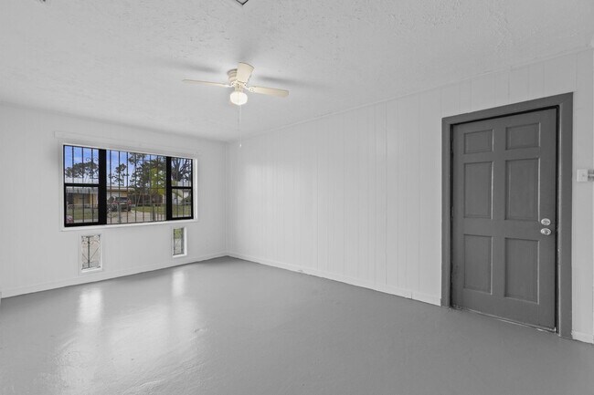 Building Photo - 307 Essex Dr