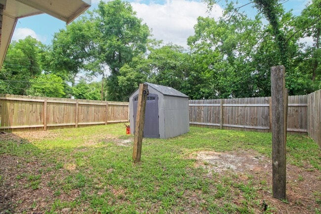 Building Photo - Beautiful 3BR Home in North Hill – Special...