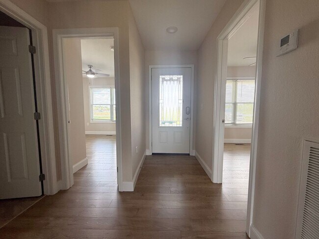 Building Photo - Bright & Spacious 3BR/2BA Home with 2-Car Garage Near I-40 in Crossville