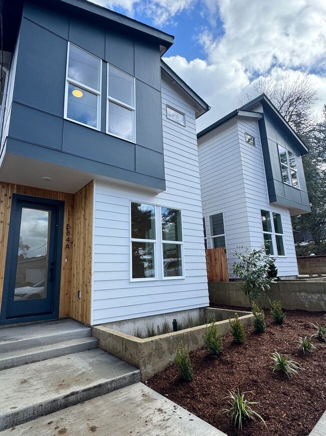 Building Photo - L0652