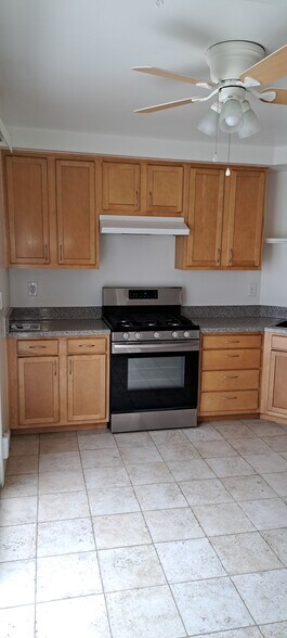 Eat-in Kitchen with 5 burner natural gas range and oven. - 314 20th St