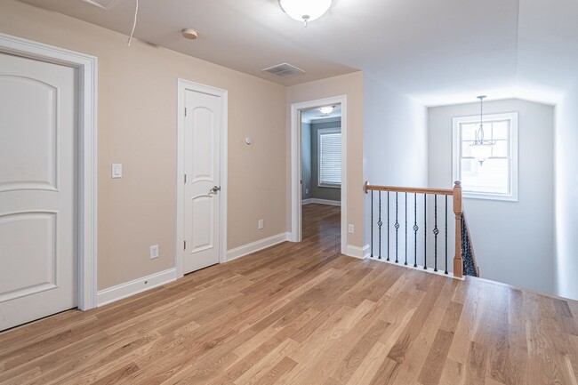 Building Photo - Stunning 4-bedroom, 3.5-bathroom home loca...