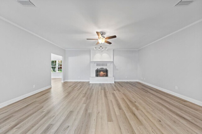 Building Photo - Spacious 4 Bedroom in Bluewater Bay w/ Large POOL!!