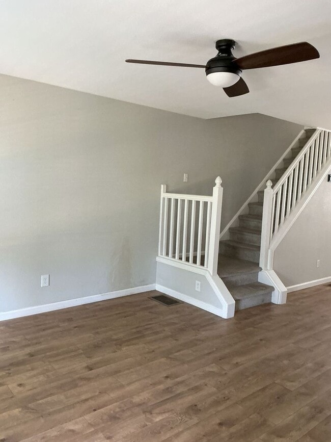 Building Photo - **Newly Upgraded Townhome**