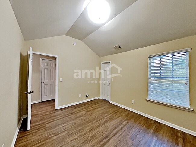 Building Photo - 303 Hidden Creek Ln