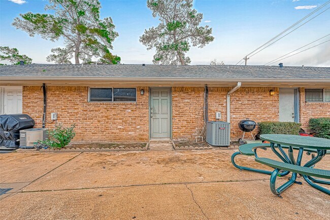 Building Photo - 1110 W Tri Oaks Ln