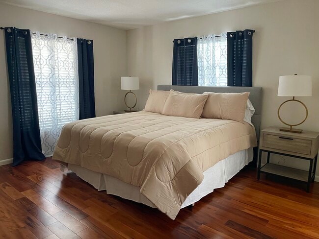 Building Photo - 305 Sweetwater Creek Dr W