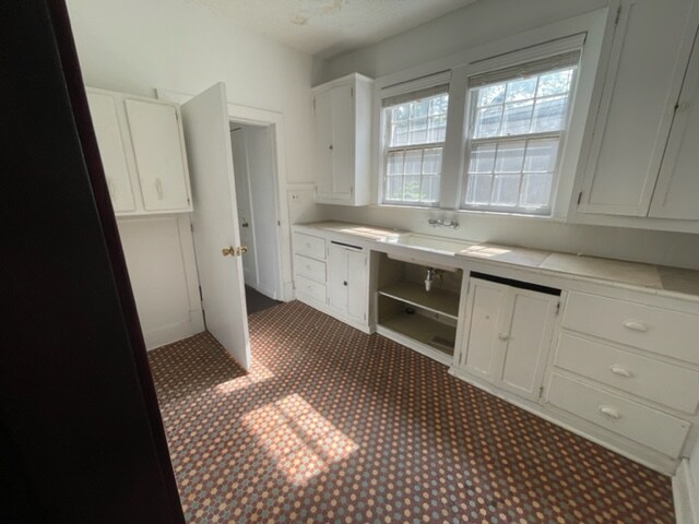 Building Photo - 1004 W 7th St