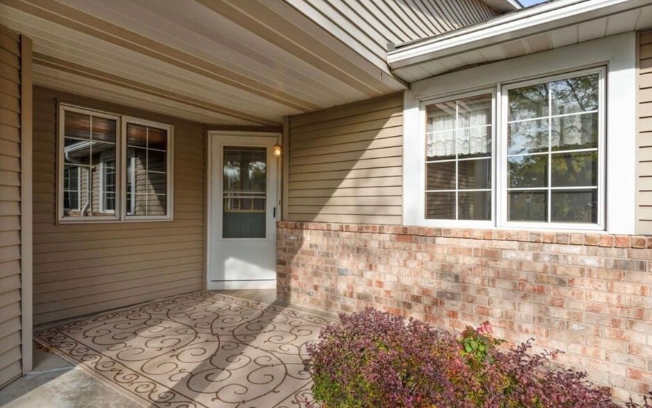 Building Photo - 520 Deer Ridge Ln S