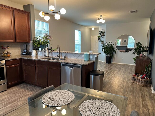 Building Photo - 302 Eves Necklace Dr.