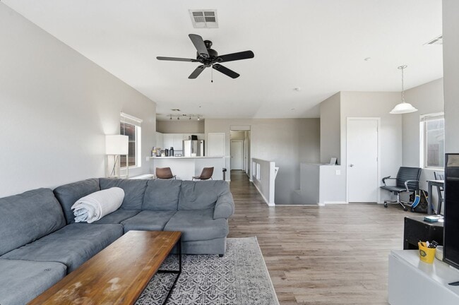 Building Photo - Bright 3-Bed Townhouse in Quiet Gated Community Near ASU