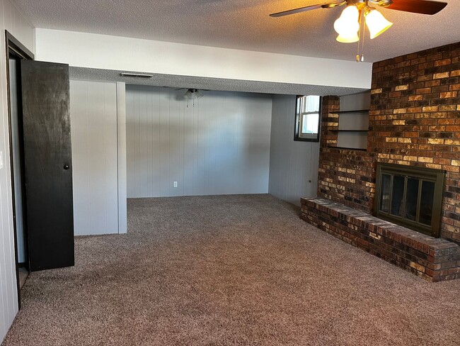 Building Photo - 3 Bed/3 Bath with Fenced in Yard!