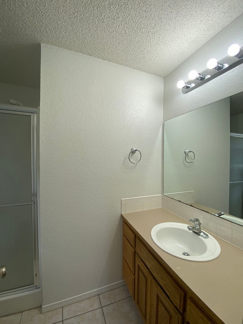 Building Photo - 4377 W Cheyenne Dr