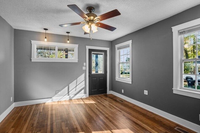 Building Photo - 1 Bedroom 1 Bath Duplex in the Heart of Auburn