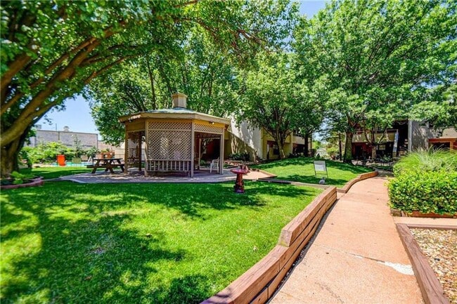 Building Photo - *** SPECIAL $300 OFF 1ST MONTH’S RENT***Available Now! Best Value in North OKC – Comfortable Cond...