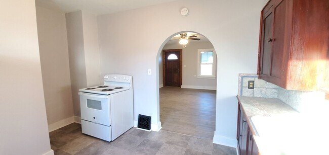 Building Photo - Cute 2 Bedroom 1 Bath Home