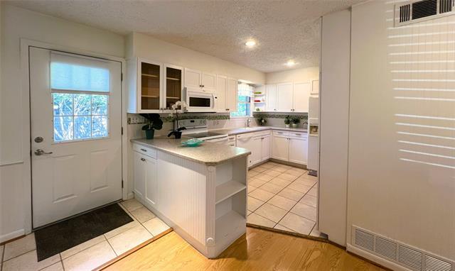 Building Photo - 424 Classen Dr