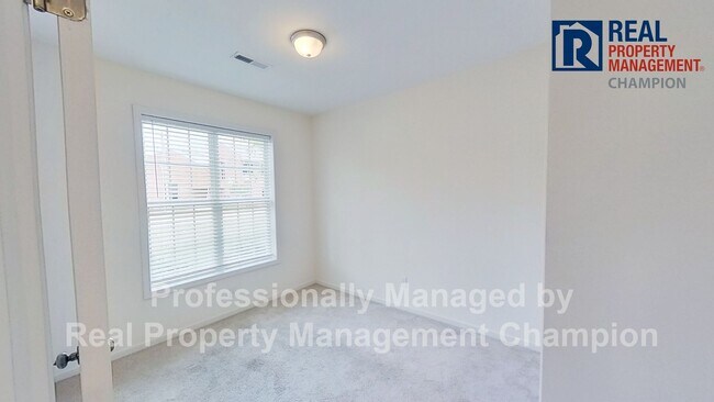 Building Photo - Fabulous Townhome in Heart of Leland