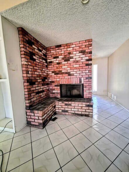 Building Photo - 8834 Palmetto Ave