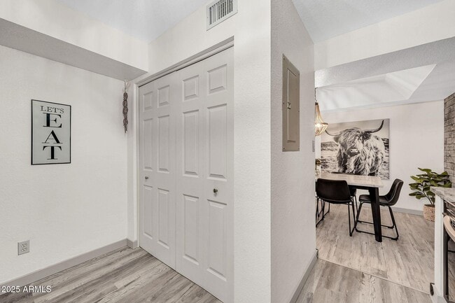 Building Photo - 8787 E Mountain View Rd