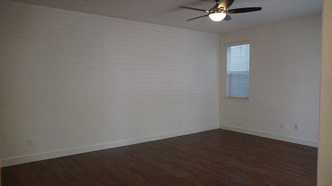 Building Photo - Beautiful 3 Bed, 2.5 Bath in Desirable Dia...