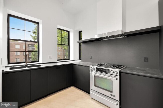 Building Photo - 1451 Maryland Ave NE