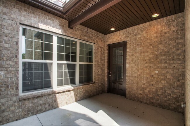 Building Photo - Resort Style Living in Franklin!