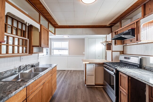 Building Photo - Charming 2 Bedroom Home with a Huge Fenced Yard & Garage