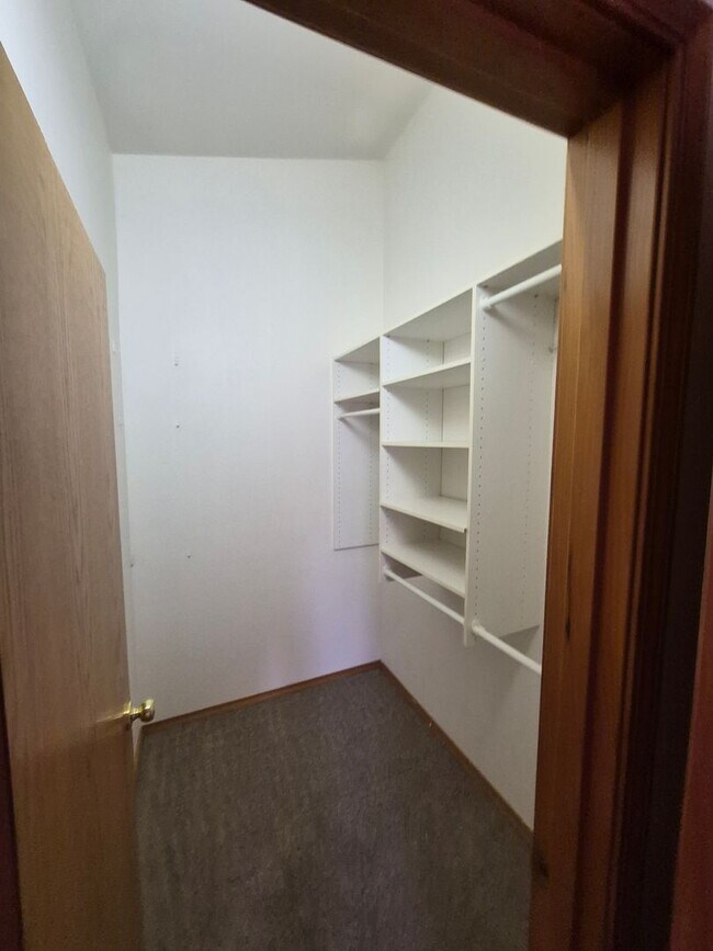 Building Photo - 3BR/2BA NE Bend Home