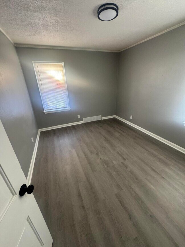 Building Photo - 10713 Beaconsfield St