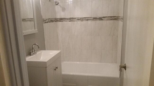 Building Photo - 2405 W Balmoral Ave