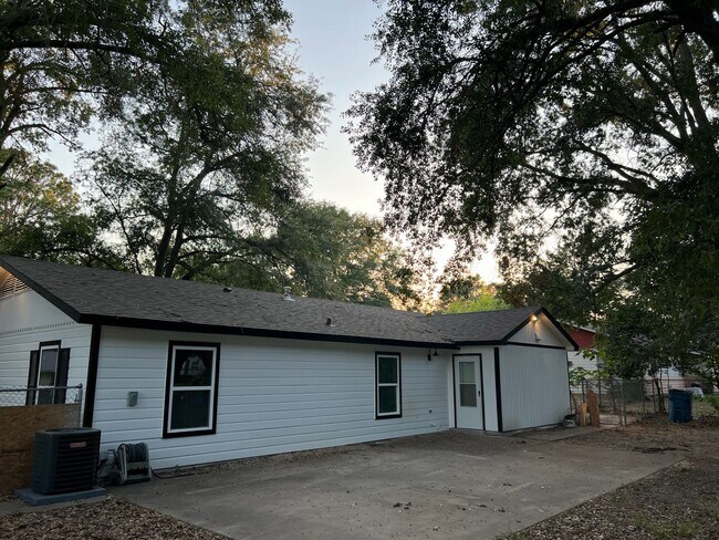 Building Photo - ***Pre-Marketing*** Remodeled 3-Bedroom Ho...