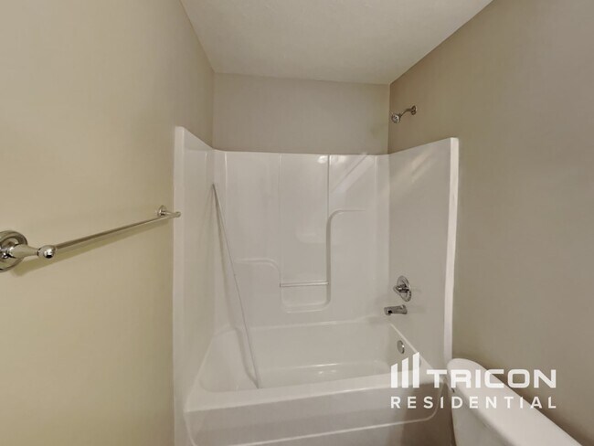Building Photo - 323 Sarna Dr