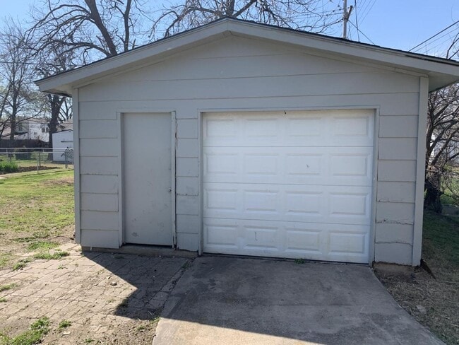 Building Photo - 204 E Fairchild Dr