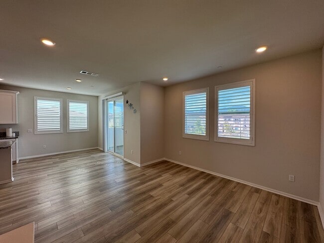 Building Photo - 2 Bedrooms 2.5 Bathrooms condo