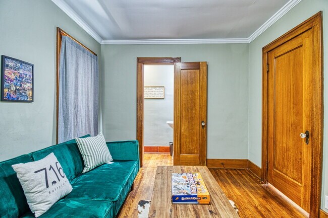 Building Photo - Furnished 4-Bedroom Single-Family Home in Kenmore