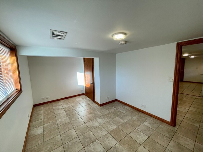 Building Photo - Affordable 1BR/1BA in Schiller Park!