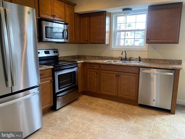 Building Photo - 204 Brecknock Terrace E