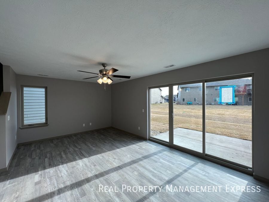 Building Photo - Modern 3 Bed 2 Bath Townhome in West Sioux...